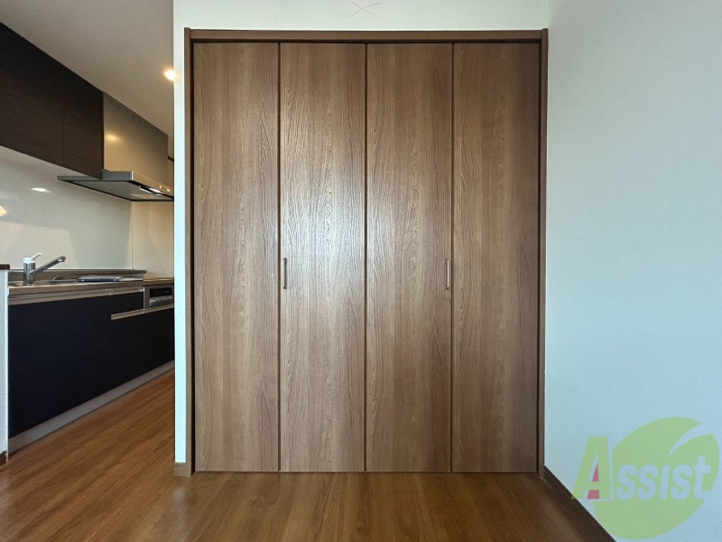 収納　丈の長いコートもかけることのできるクローゼットです。