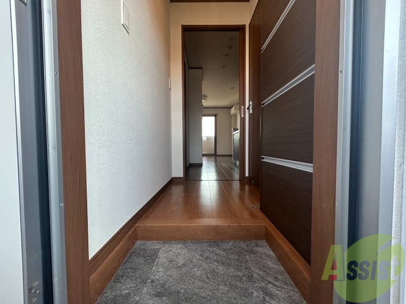 玄関　段差の低い玄関で躓きにくくなっております。