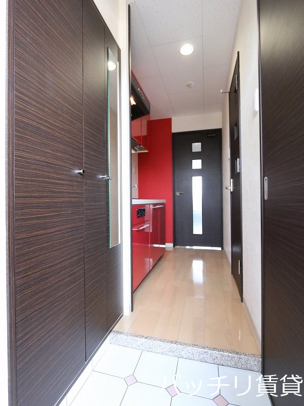 玄関　※写真は同型タイプの為現状を優先いたします