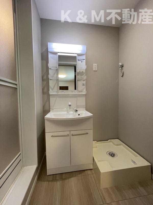 洗面設備　明るい洗面所です