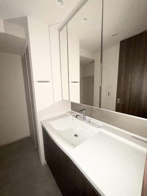 洗面設備　三面鏡付き独立洗面化粧台