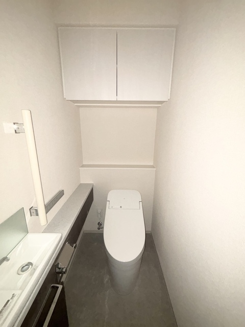 トイレ　タンクレストイレ（温水洗浄機能付き）