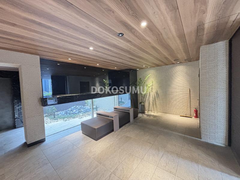 エントランス　オンからオフへ。心地よい静寂へといざなうエントランス。