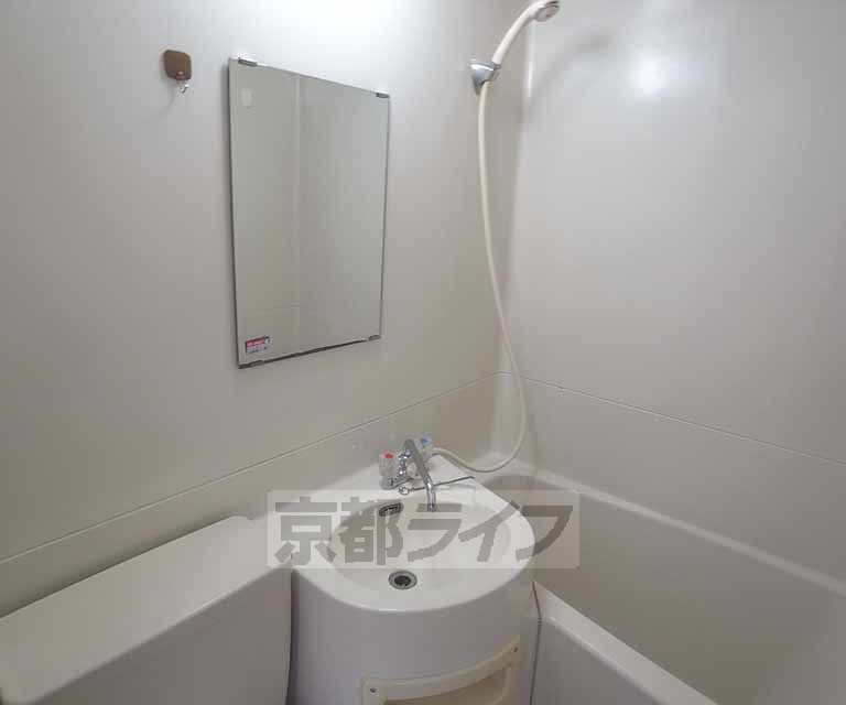 洗面設備　きれいな洗面台です