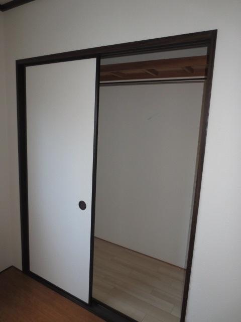 収納　ハンガーバー付きの収納です