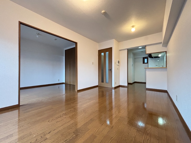 居室・リビング　３０２号室　写真