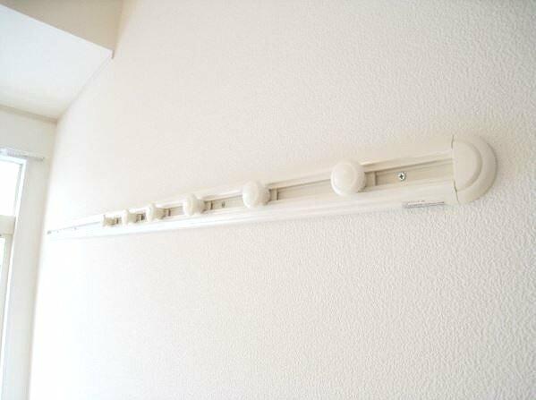 その他設備　壁掛けハンガーレールつき