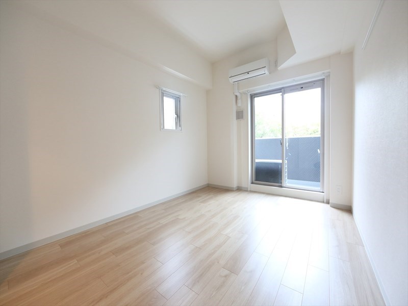 居室・リビング　室7.6帖　2面採光　エアコン完備　バルコニー