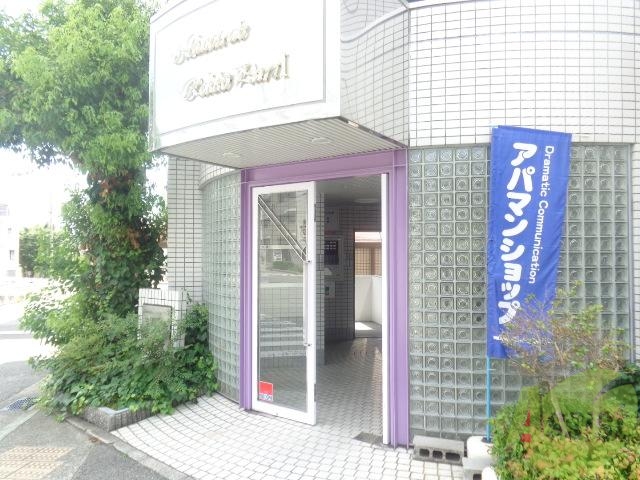 エントランス　オートロックはありませんが、清掃の行き届いたエントランスです