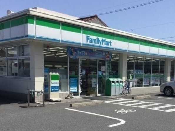 コンビニ　ファミリーマート（コンビニ）まで650m