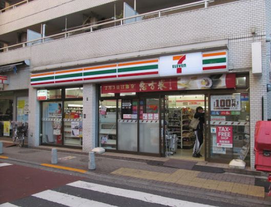 コンビニ　セブンイレブン日暮里駅北店（コンビニ）まで208m