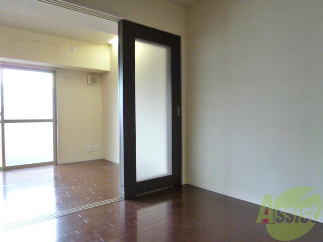 その他部屋・スペース　シックな色目のフローリングとドアが高級感を出してますね。