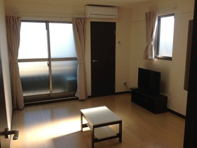 居室・リビング　家具家電付きの物件です。