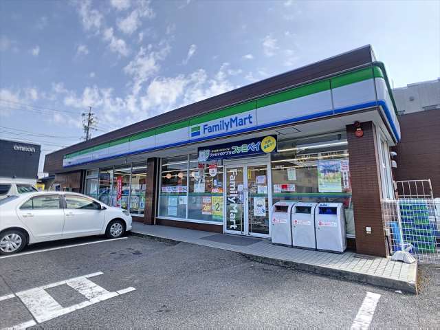 コンビニ　ファミリーマート（コンビニ）まで440m