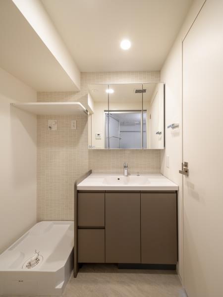 洗面設備　明るい洗面所です