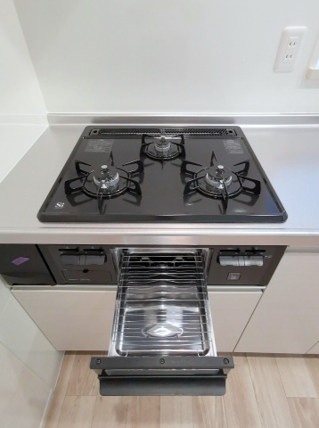 キッチン　３口ＩＨコンロとグリル付き