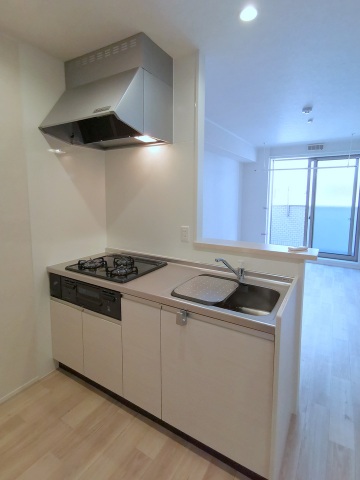 キッチン　3口ガスコンロとグリル付きの対面式システムキッチン