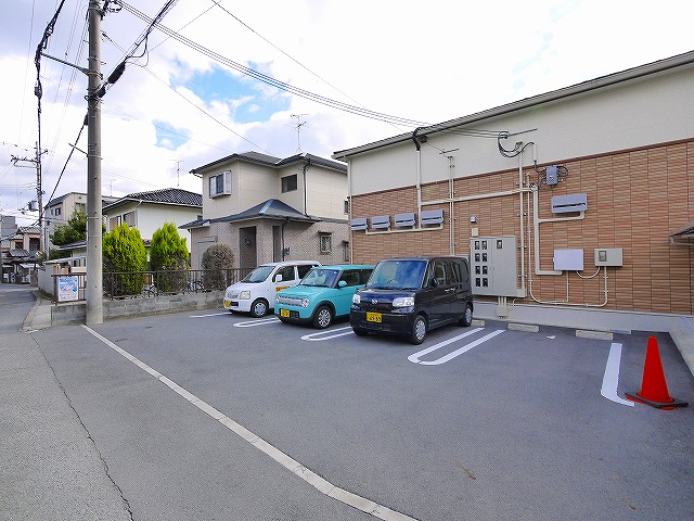 駐車場　駐車場があるので、車を買う予定の方も安心です