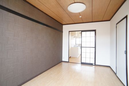 居室・リビング　5.6帖の洋室、アクセントクロスがオシャレです