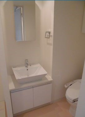 洗面設備　鏡付きの綺麗な洗面台♪