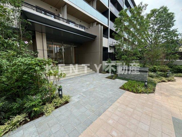 エントランス　落ち着いたエントランスです