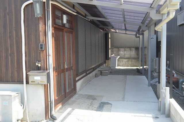 バルコニー　ルーフ付き物干し（現在アルミサッシに入替済）