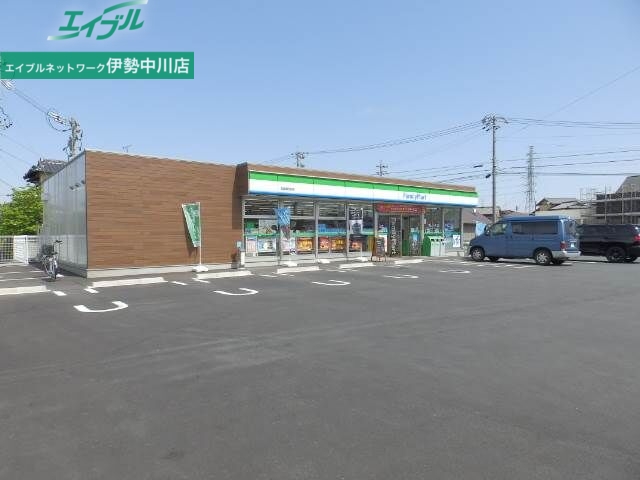 コンビニ　ファミリーマート松阪鎌田町店（コンビニ）まで443m