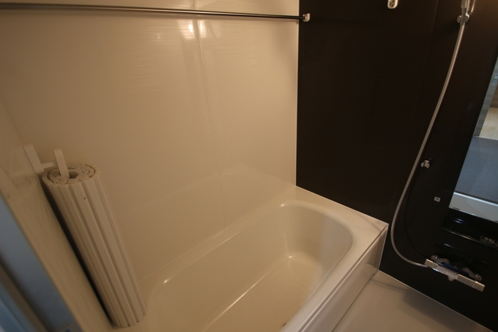 バス・シャワールーム　別部屋のお写真となります。