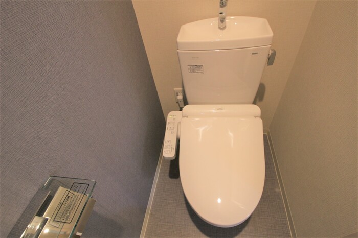 トイレ　別部屋のお写真となります。