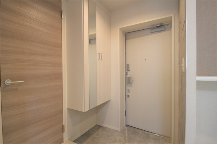 玄関　別部屋のお写真となります。