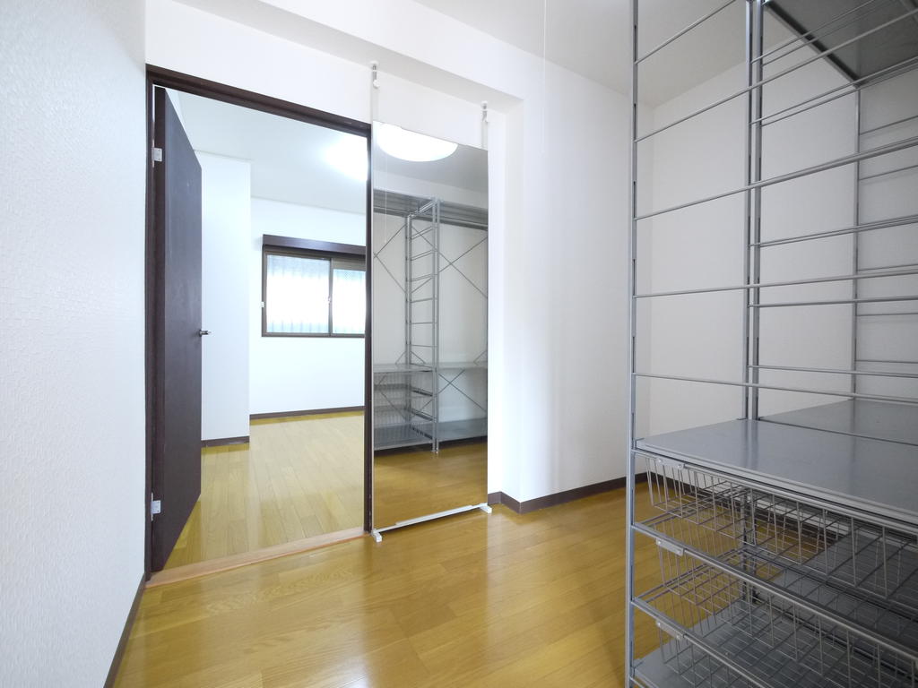 収納　姿見・ラック付きで便利です（*^_^*）