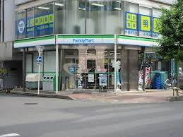 コンビニ　ファミリーマート 蕨駅東口店（コンビニ）まで131m