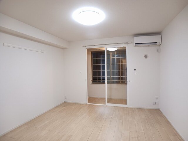 居室・リビング　内装は落ち着いています