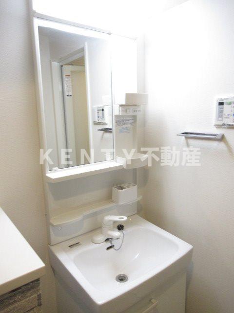 洗面設備　明るい洗面所です