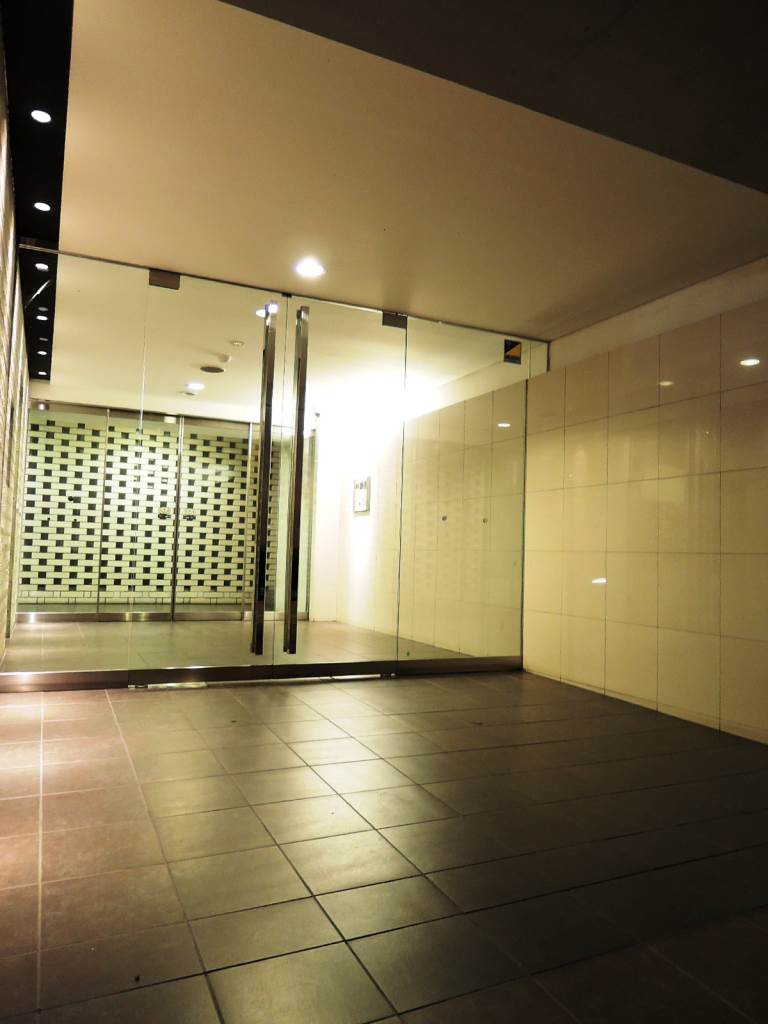 エントランス　防犯カメラ完備