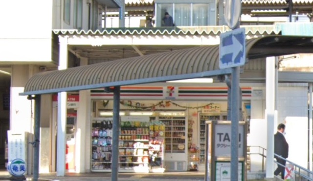 コンビニ　セブンイレブン（コンビニ）まで232m