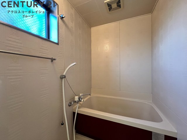 バス・シャワールーム　浴室に窓があって換気も楽々♪