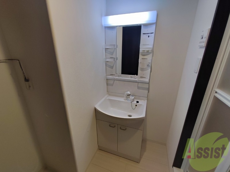 洗面設備　大きくて使いやすそうな独立洗面台になっています。