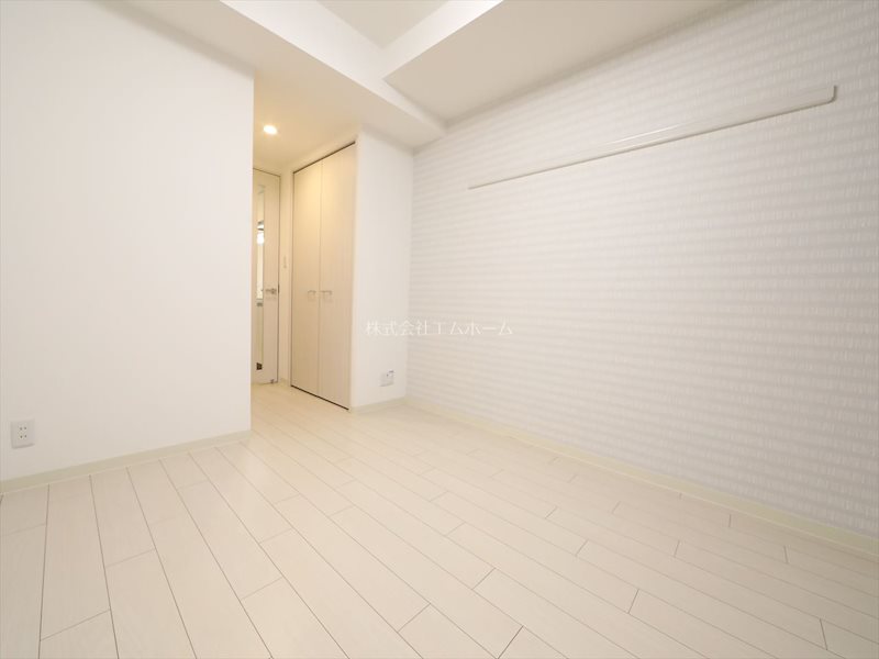 居室・リビング　洋室7.2帖　エアコン付　収納充実しています