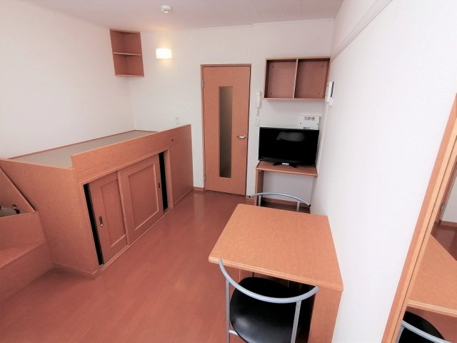 居室・リビング　１階はフローリング、2階はカーペットになります。