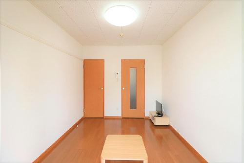 居室・リビング　新入学生には安心！家具家電付で、すぐに新生活をスタート！