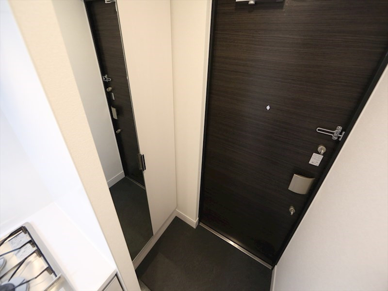 玄関　玄関　姿見鏡付き　シューズボックス付（収納充実してます）