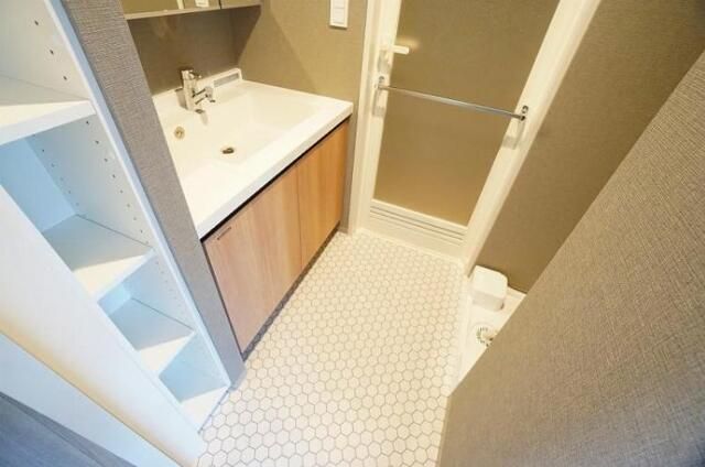 洗面設備　ゆったりとスペースのある洗面所