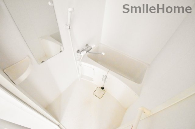 バス・シャワールーム　ちょうどいいサイズのお風呂です。お掃除も楽にできますよ。