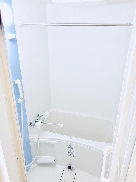 バス・シャワールーム　ゆったりと入れる浴室です。