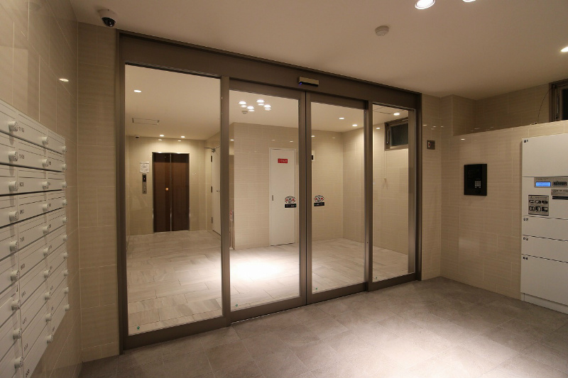 エントランス　オートロックに防犯カメラも付いているので安心ですね。