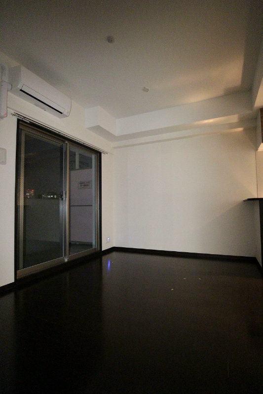 居室・リビング　窓も大きく開放感あふれるお部屋です。