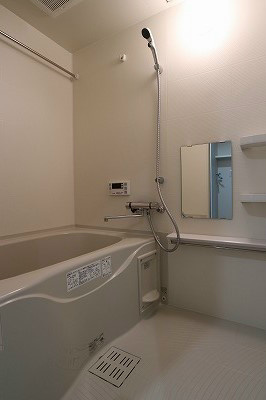 バス・シャワールーム　広々としているのでゆっくり入れますよ。