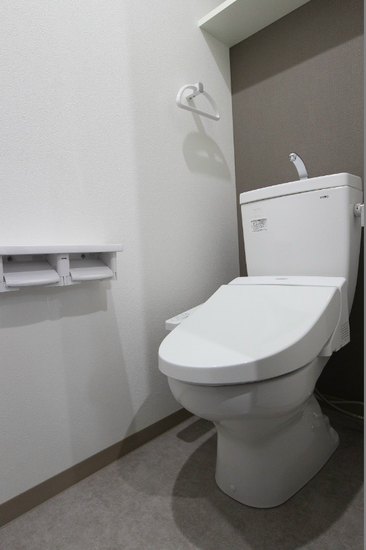 トイレ　温水洗浄暖房便座付きです。