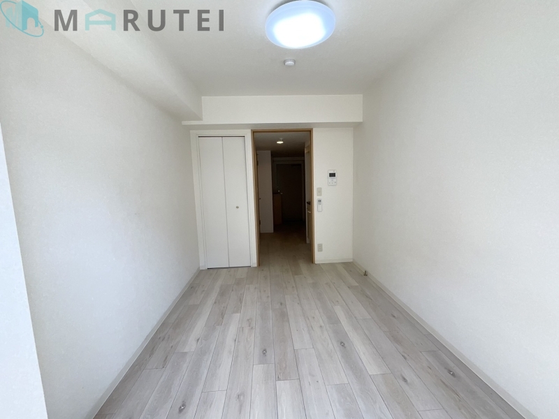 その他　ベランダーからフローリングの洋室６帖・キッチンへ